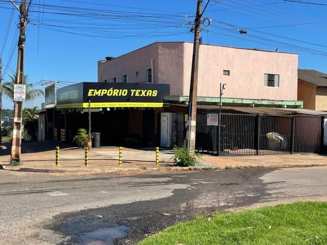 Prédio comercial, 3 apartamentos + sala comercial. Antônio Barbosa