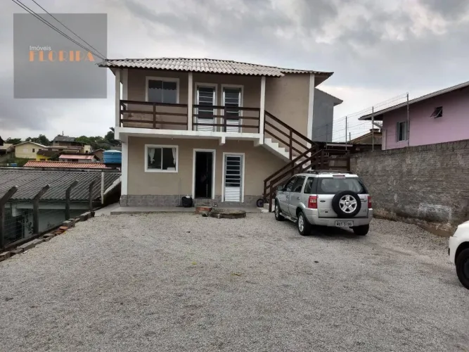 Imóvel com 4 apartamentos em amplo terreno