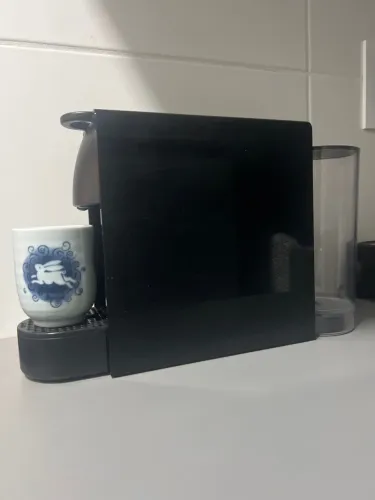 Cafeteira Nespresso Essenza Mini Preta