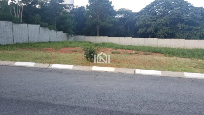 Terreno à venda no condomínio Villa Rica.