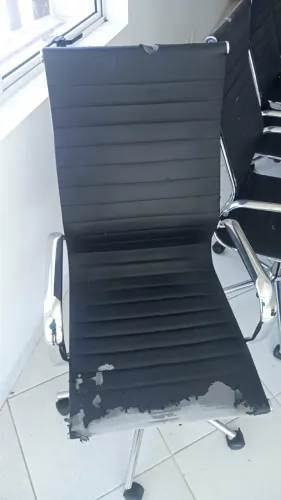 CADEIRA DE ESCRITORIO SEMI NOVA COM O COURO DESGASTADO