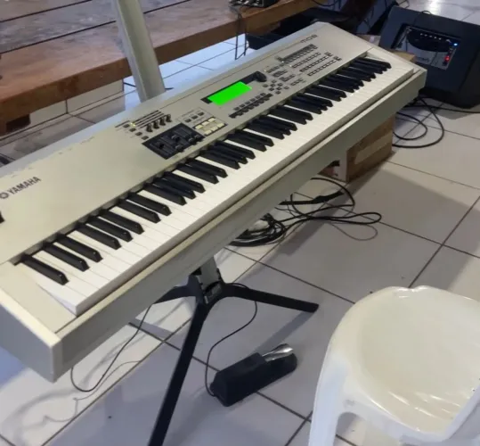 TECLADO YAMAHA MO8