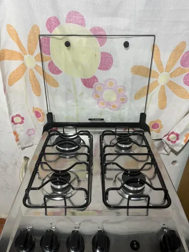 Vendo geladeira e fogão novo,na garantia ainda ,nem um mês de uso.  Valor a combinar.