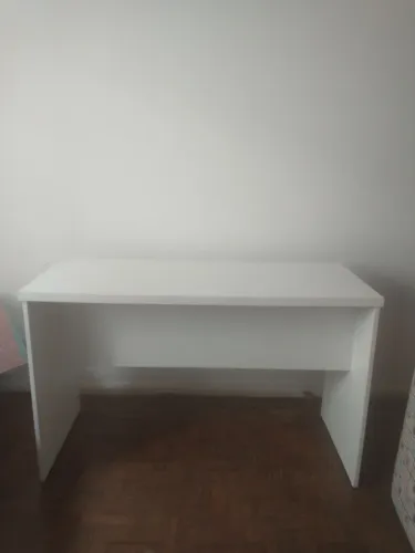 Vendo escrivaninha semi nova.