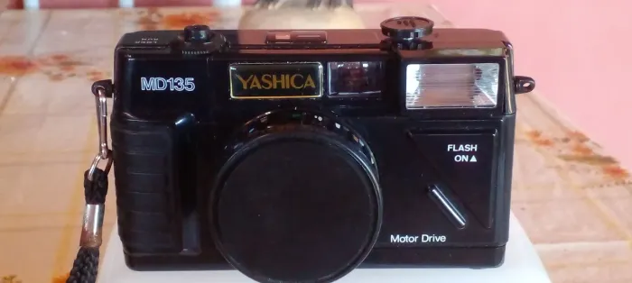 Vendo câmara yashica MD 135 clássica e funcional 
