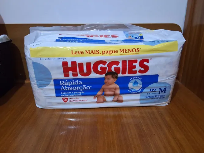 Pacote de fralda Huggies M com 92
