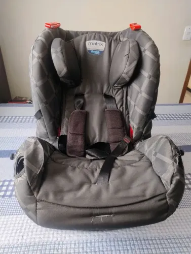 Cadeirinha Burigotto, em ótimo estado, serve até 4 anos. R$250,00.