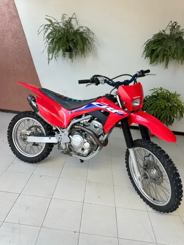 CRF 250 F 2024 BEM CONSERVADA