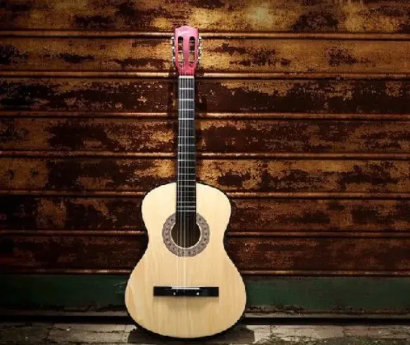 Violão novo com a caixa de 300,00 por 200,00