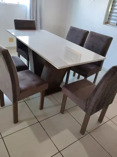 Mesa com 6 cadeiras, com tampo de vidro sobre o MDF 