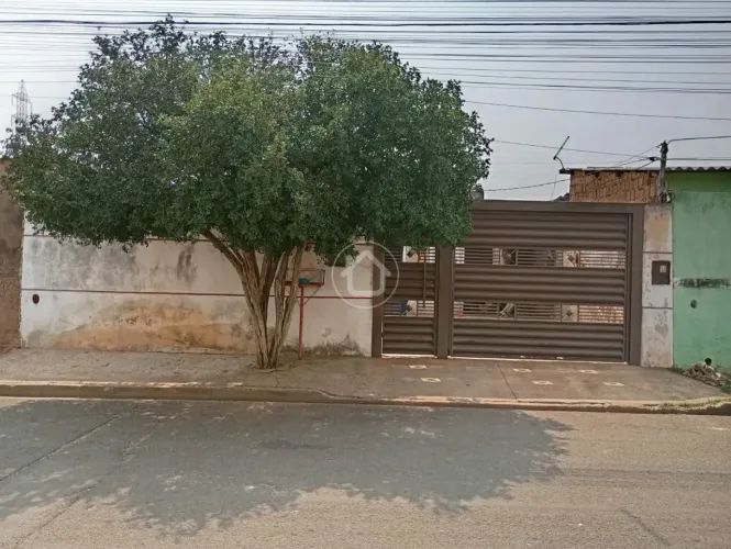 CASA 4 QUARTOS SENDO 1 SUITE