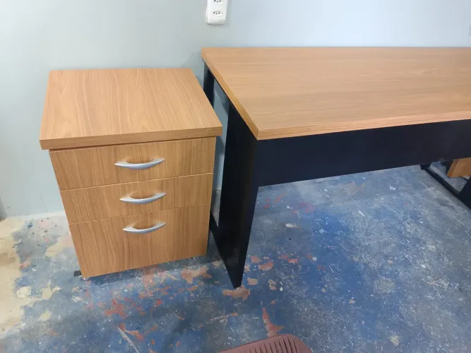 Mesa de escritório + gaveteiro