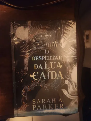 Livro O Despertar  da Lua Caída
