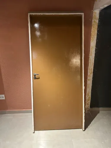 Porta com batentes, guarnições e fechaduras