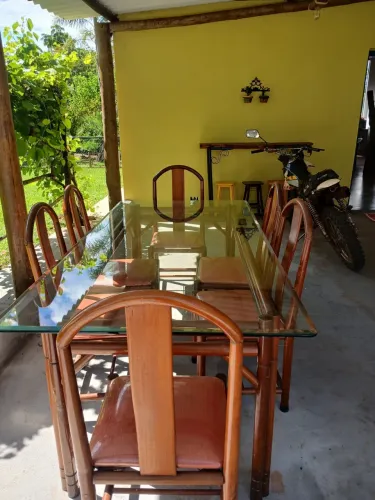 Mesa de jantar de madeira 