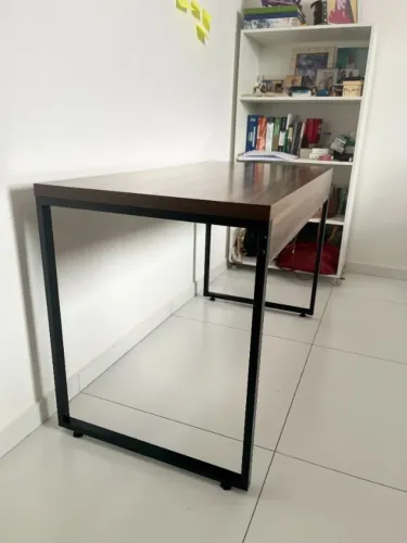 Mesa de escritório madeira com ferro galvanizado