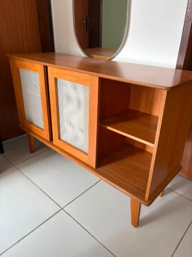 Aparador com portas em palhinha