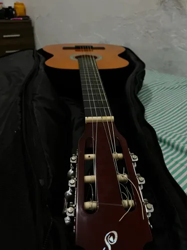 Violão usado, capa para violão, palhetas e capotraste