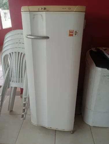 Vendo geladeira usada barata gelando muito