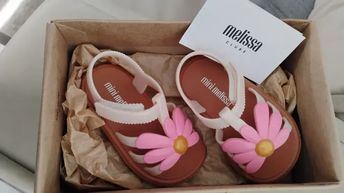 Mini Melissa nova, original. Presente atrasado, não serviu e não deu pra trocar a tempo.