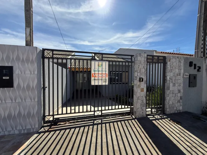 CASA SEMIMOBILIADA À VENDA NO RESID. INTERLAGOS EM APUCARANA.