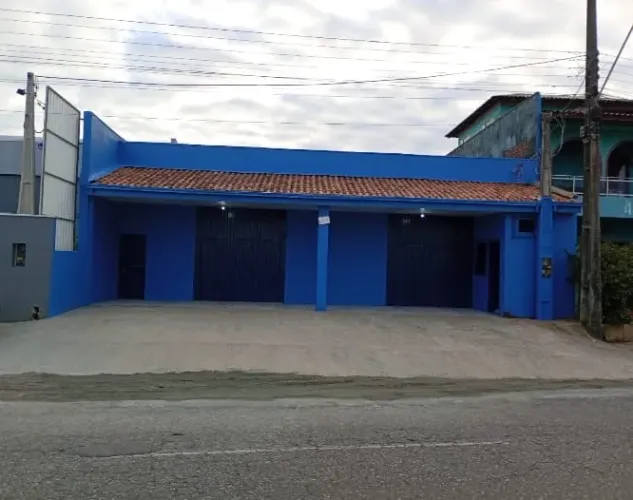 Aluga-se galpão com ótima localização