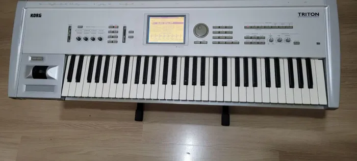Teclado Korg Triton Classic 61 com Pendrive 