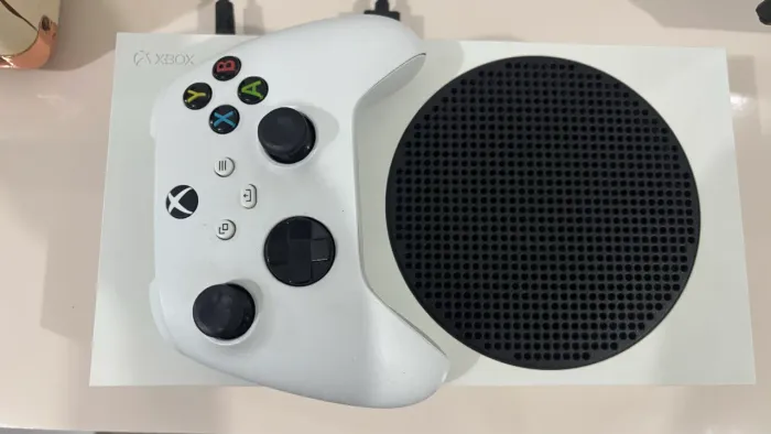 Xbox Series S + 1 controle + 2 jogos 