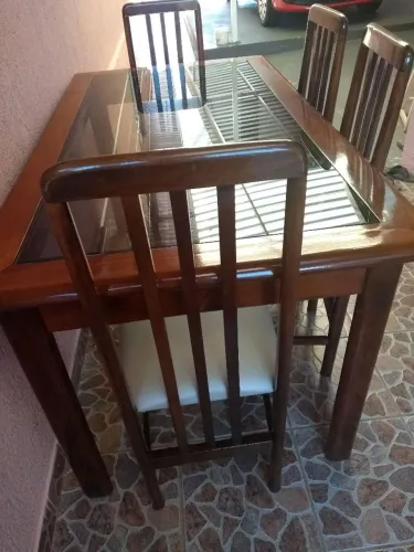 Mesa de 06 lugares com 04 cadeiras