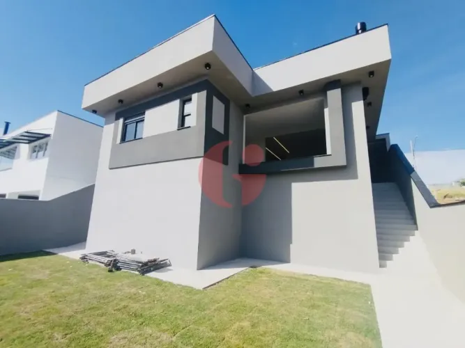 Casa térrea à venda em condomínio fechado com 03 dormitórios sendo 03 suítes-220 M² constr