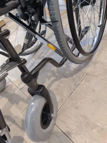 Vendo cadeira de rodas nunca usada