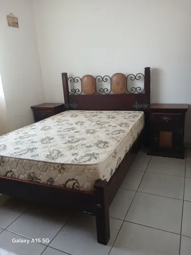 Cama casal, 2 criados e 1 colchão casal