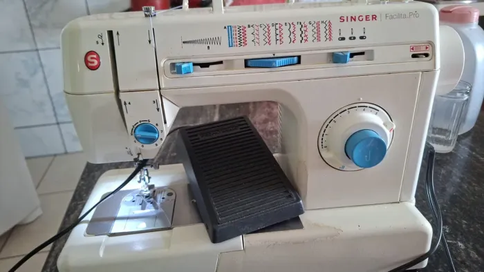 Maquina de costura em perfeito estado