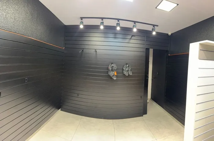Vende excelente sala comercial Av Carlos Gomes em Cascavel 