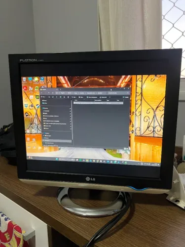 Monitor 17" LCD LG Flatron L1740PQ + Cabo HDMI/VGA + Cabo de Força