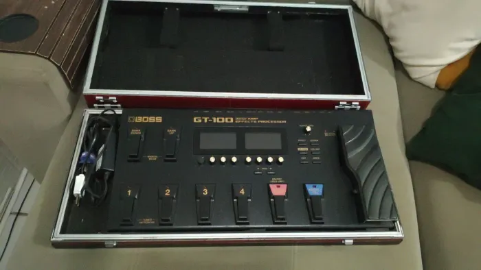 Pedaleira Boss GT100 R$ 2550