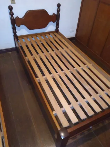 Cama solteiro em mogno maciço. 2.04x97.Altura cabeceira 78 cm.