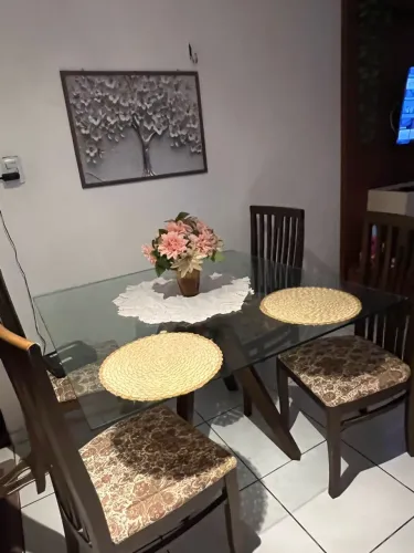 Vendo mesa de madeira maciça