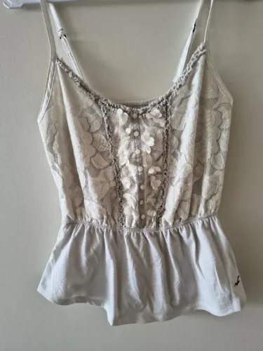 regata hollister off-white com renda