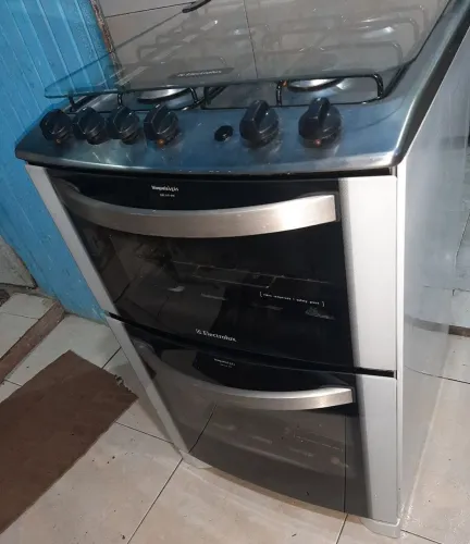 fogão Electrolux com dois fornos. acendimento automático. todas as bocas e fornos