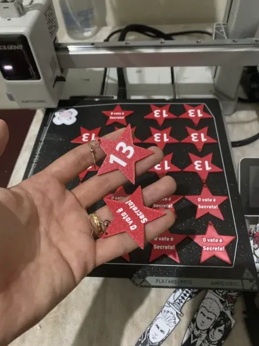 Par de brinco estrela PT o voto é secreto Vitória