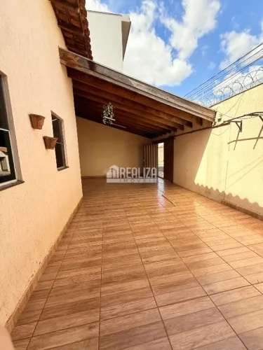 Casa com 3 Quarto(s) e 2 banheiro(s) para Alugar, 110 m² por R$ 2470 / Mês