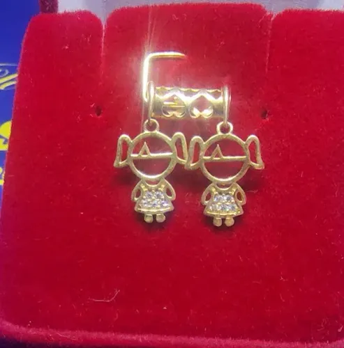 Pingente 2 Meninas na Ganga Saia Diamantes Ouro 18 Kilates Peso 1.10 Gramas 10 mm         