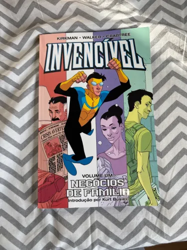 Livro invencível vol 1 de Kurt Busiek