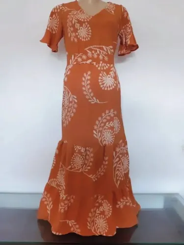 Vestido longo, cor laranja terracota, de Crepe