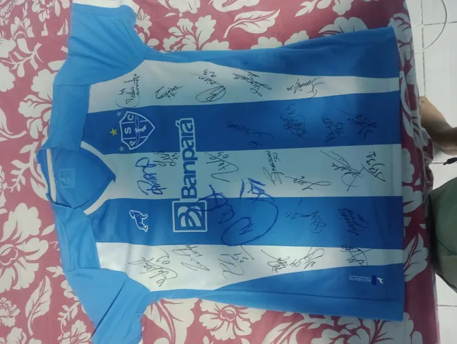 Camisa do Paysandu autografada pelo elenco principal