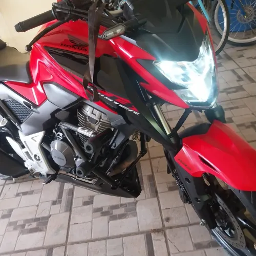Vendo moto cb300 , toda filé sem nenhum problema só pegar em andar.