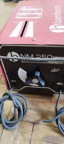 Máquina de solda semi nova bambozzi 