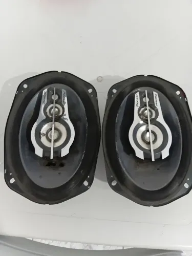 Par alto falante Pioneer (pequenos rasgos)