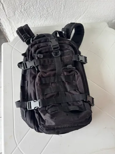 Mochila invictus seminova